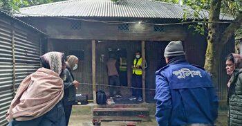 পাবনায় ঘরে ঢুকে বৃদ্ধাকে গলা কেটে হত্যা