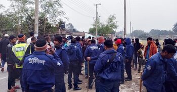 প্রিপেইড মিটার বন্ধের দাবিতে ঈশ্বরদীতে হরতাল, সড়কে আগুন