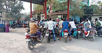 পাবনায় ৫-৭ ঘণ্টায় ফুরিয়ে যাচ্ছে দুই দিনের পেট্রোল