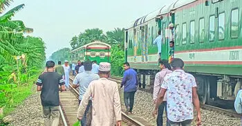 খুলে গেলো সংযোগ হুক, ৪ বগি রেখেই চলে গেলো মধুমতি এক্সপ্রেস