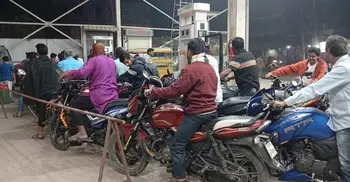 ‘তেল সংকট’ আতঙ্কে পাবনার পাম্পগুলোতে বাইকারদের ভিড়