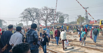 ১৭ ঘণ্টা বন্ধ ঈশ্বরদী রেলগেট, দু’পাশে শত শত যানবাহনের সারি