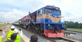 প্রথমবার পদ্মা সেতু পার হলো পাথরভর্তি মালবাহী ট্রেন