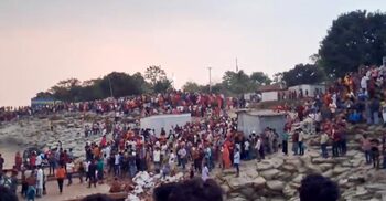 দৌলতদিয়া ফেরিঘাটে স্বজনদের অপেক্ষা-আহাজারি