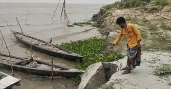 চৈত্রের শেষে পদ্মায় ঢেউ, ভাঙন আতঙ্কে স্থানীয়রা