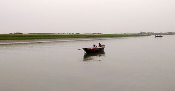 পদ্মায় বালুমহাল ইজারা, নদীভাঙনের শঙ্কায় স্থানীয়রা