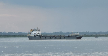 পদ্মার ডুবোচরে আটদিন আটকে আছে সারবোঝাই জাহাজ