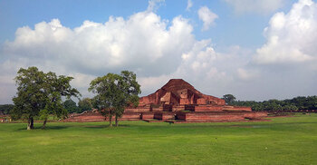 পাহাড়পুর বৌদ্ধবিহারে পর্যটকদের ভোগান্তি ও ব্যবস্থাপনার ঘাটতি