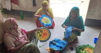 নকশি হাতপাখায় তিন গ্রামের মানুষের জীবন বদল