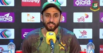 উইকেটের সমালোচনা করে পরে কথা ঘুরিয়ে ফেললেন পাকিস্তান অধিনায়ক