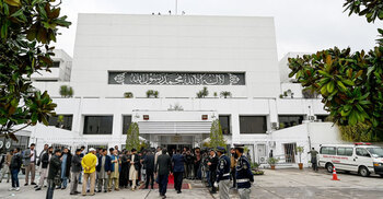 সংবিধান সংশোধনে পাকিস্তানে চলছে ভোটগ্রহণ, বিরোধীদের প্রতিবাদ