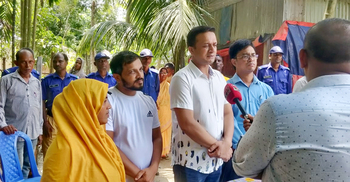 ‘পাখি ভাইয়ের’ বাড়ি গিয়ে পাখি দেখে এলেন জেলা প্রশাসক