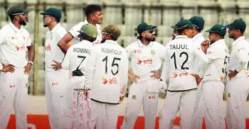 দ্বিতীয় দিনে ব্যাটারদের পর বোলাররাও হাঁটলেন ভুল পথে