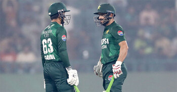 Pakistan thrash South Africa in second T20I to level series
