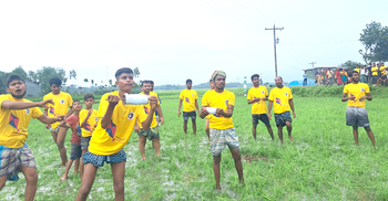 পাকুন্দিয়ায় ঐতিহ্যের ঘুড়ি ওড়ানো প্রতিযোগিতা অনুষ্ঠিত