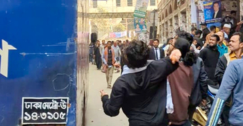 পলকের প্রিজন ভ্যানে ইনকিলাব মঞ্চের নেতাকর্মীদের ডিম নিক্ষেপ