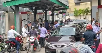 তেলপাম্পে পরিস্থিতি সামলাতে হিমশিম খাচ্ছেন বিক্রয় কর্মীরা