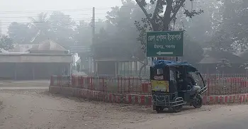 পঞ্চগড়ে কুয়াশা আর শীতল বাতাসে বেড়েছে শীতের দাপট