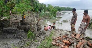রামপালে নদীভাঙনে পানিবন্দি শতাধিক পরিবার