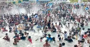 ড্রিম হলিডে পার্কে দর্শনার্থীদের উপচে পড়া ভিড়