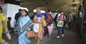 Kamalapur sees Eid rush as passengers head home