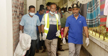 পবিপ্রবিতে পরিচ্ছন্নতা অভিযানে ঝাড়ু হাতে উপাচার্য