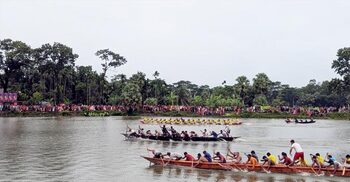 পটুয়াখালীতে নৌকাবাইচ দেখতে মানুষে ভিড়