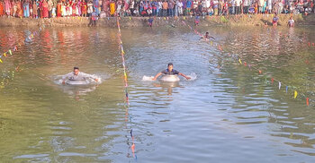 ব্যতিক্রমী ‘পাতিল বাইচ’ দেখতে জনতার ‍ভিড়