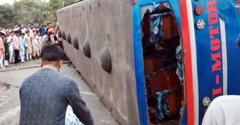 পথচারীকে বাঁচাতে গিয়ে উল্টে গেলো বাস, নিহত ১