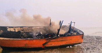 মাছ ধরার ট্রলারে সিলিন্ডার বিস্ফোরণ, দুই জেলে দগ্ধ