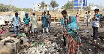 কুয়াকাটায় আগুনে ভস্মীভূত ৮ ক্ষতিগ্রস্তদের পাশে ছাত্রদল