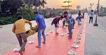 প্রতিদিন দুই শতাধিক অসহায় পান ১৪ পদের রাজকীয় ইফতারি