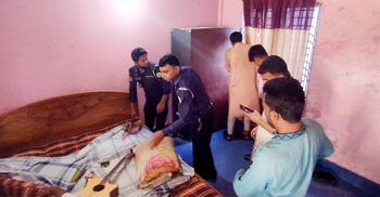 কুয়াকাটায় মৎস্যজীবী দল নেতার ইয়াবা সেবনের ভিডিও ভাইরাল