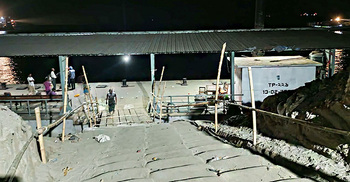 পাটুরিয়ায় যাত্রী-টিকিট কালেক্টরদের মধ্যে হাতাহাতি, লঞ্চ চলাচল বন্ধ