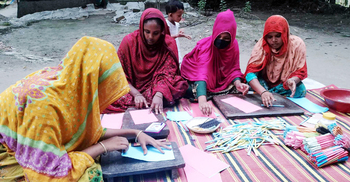 কাগজের তৈরি কলম, কালি ফুরালে মাটিতে পুঁতে দিলেই গজাবে গাছ