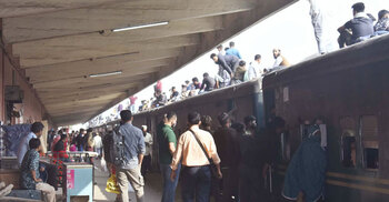 Crowds at Kamalapur as voters head home to vote