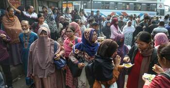 ভোটের টানে ঘরমুখো মানুষের ঢল