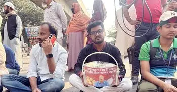 আলু, পেঁয়াজের ঝুড়ি হাতে স্বরাষ্ট্র উপদেষ্টাকে পদত্যাগের দাবি