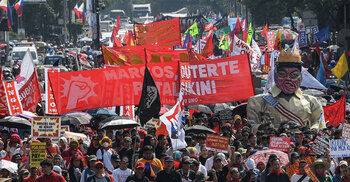 ফিলিপাইনে প্রেসিডেন্টের পদত্যাগ দাবিতে বিক্ষোভ