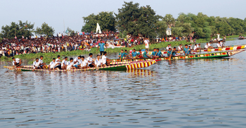 হাজারো মানুষের উল্লাসে জমে ওঠে জবই বিলের নৌকাবাইচ
