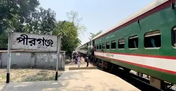 পীরগঞ্জ রেল স্টেশনে উন্নয়নে অবহেলা, দুর্ভোগে যাত্রীরা