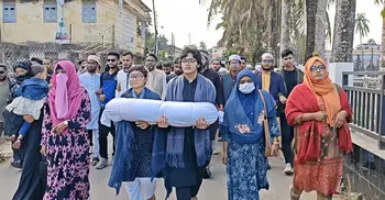 পিরোজপুরে ওসমান হাদির প্রতীকী মরদেহ নিয়ে বিক্ষোভ