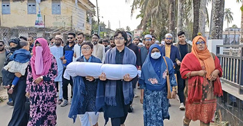 পিরোজপুরে ওসমান হাদির প্রতীকী মরদেহ নিয়ে বিক্ষোভ