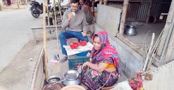 বছরজুড়ে পিঠা বিক্রি করে চলে রেহেনার সংসার