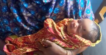 আশ্রয়কেন্দ্রে জন্ম নিলো ‘প্লাবন’, উপহার নিয়ে গেলেন ইউএনও