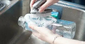 পানির বোতলে শ্যাওলা পরিষ্কার করার সহজ উপায়