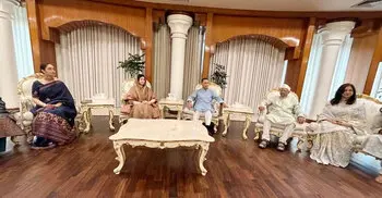 Yunus exchanges Eid greetings with PM