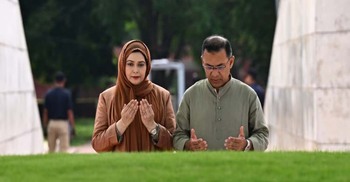 PM offers prayers at his parents’ graves
