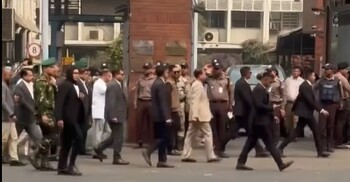 সচিবালয় থেকে হেঁটে ওসমানী মিলনায়তনে গেলেন প্রধানমন্ত্রী