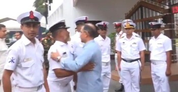 গাড়ি থেকে নেমে সেনা–নৌ–পুলিশ সদস্যদের সাথে প্রধানমন্ত্রীর ঈদ শুভেচ্ছা